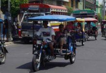 300 moto-taksista svojim farovima spasili novorođenu bebu