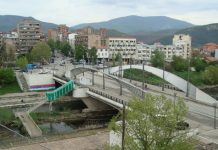 Kosovo: Bačena bomba na prostorije stranke Hashima Thacija u Kosovskoj Mitrovici