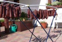 Samo u BiH: Kolutovi sudžuke se suše na sušilici za veš ispred kuće