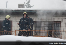 Izbio požar u kući na Bjelavama, staricu spasili vatrogasci