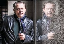 Sinan Alimanović nastupa na koncertu u New Yorku