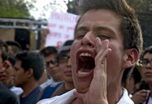 Članovi neformalne grupe mladih “(R)evolucija+” pozivaju studente na proteste