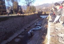 U Zenici porazbijani izlozi, više automobila bačeno u rijeku, premijer nudi ostavku