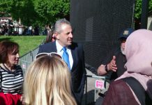 Direktor USAID-a u BiH David Barth razgovara sa demonstrantima