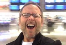 VIDEO-Zaglavljeni putnik svoje vrijeme skratio snimajući duhoviti muzički video