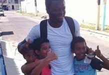 Zvijezda Gane Muntari podijelio novac siromašnim Brazilcima (VIDEO)