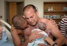 Pogledajte erupciju emocija dva oca kada im je surogat majka darovala sina