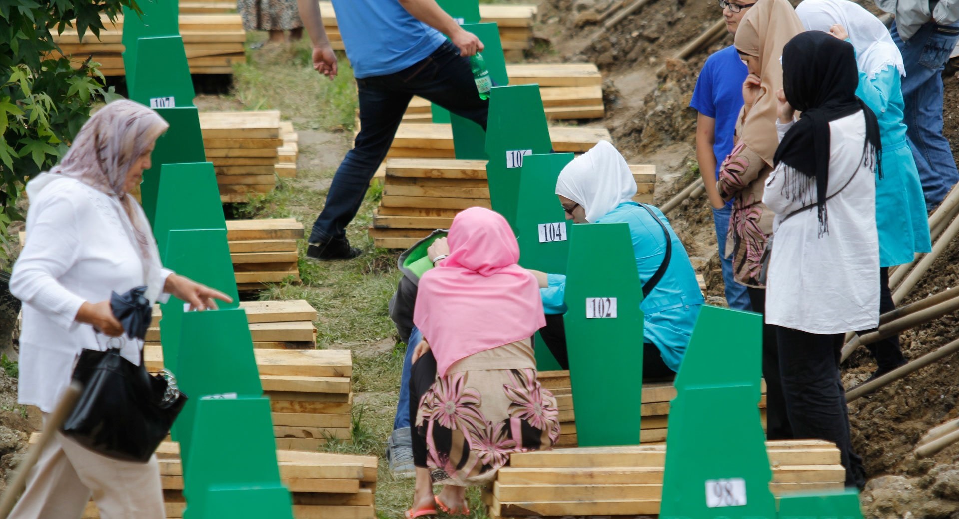 klanjana-dzenaza-ubijenim-srebrenicanima-pocinje-iznosenje-tabuta 1