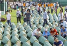 Kozarac:Iznešeni tabuti sa žrtvama iz Prijedora, poredani jedan do drugoga