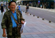 Dedo Sivac u Titovoj ulici prodaje poučne priče o Bosni