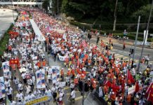 HONG KONG: Suzavac i pendreci za rastjerivanje demonstranata