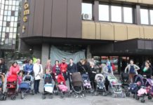 Porodilje ispred zgrade Vlade ZDK-a zbog kašnjenja naknada
