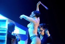 Lady Gaga se “slučajno” skinula gola usred koncerta (VIDEO)