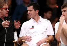 Elton John “otresao” sa stolice pred hiljadama ljudi (VIDEO)