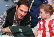 Begović se družio sa bolesnom djecom u Royal Stoke