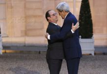 Zagrljaj saučešća Kerryja i Hollandea o kojem cijeli svijet priča