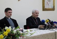 FRANJO KOMARICA: Papa Franjo zabrinut za položaj katolika u BiH