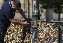 Spasitelj ljubavnih katanaca na pariskom mostu neumorno traga za njihovim vlasnicima