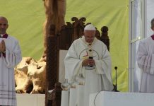 PAPA PORUČIO U SARAJEVU: Nikad više rat!