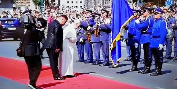 papa naklon zastavi