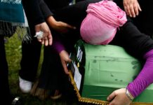 Dok komemoracija traje, majke Srebrenice plaču nad tabutima svoje djece