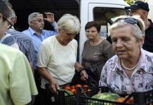 Poljoprivrednici dijelili hranu u Sarajevu: Penzioneri dobili dinje za unučad