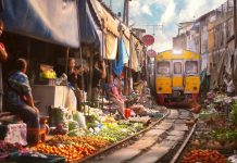 NEVJEROVATNO: Pogledajte tržnicu koja se bukvalno nalazi na željezničkoj pruzi (VIDEO)