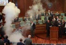 KOSOVO: Privedeno osam zastupnika opozicije