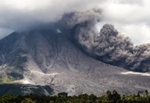 Crni oblaci dima nad Indonezijom nakon aktiviranja tri vulkana, otkazano na stotine letova