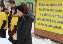 Tuzla: Potpisivanje peticije za liječenje djece iz budžeta i plaćanje političara SMS-ovima