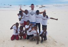 Vjerni navijač FK Sarajevo u Tanzaniji obradovao mališane školskim priborom i majicama voljenog kluba