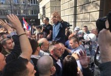 Blokirani svi ulazi: Vučićevo obraćanje u Predsjedništvu uz zvižduke i suzavce