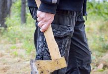 Muškarac sjekirom napao svoju majku i strinu