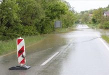 Zbog izlijevanja vode obustavljen saobraćaj na nekoliko puteva u BiH