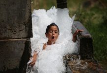 Djeca spas od velikih vrućina potražila kupanjem u fontani