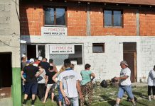 Aktivisti udruženja Pomozi.ba učesnicima Marša mira podijelili sendviče i vodu