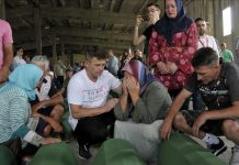 Porodice se opraštaju od najmilijih u Potočarima: Tišina i jecaji u bivšoj Fabrici akumulatora