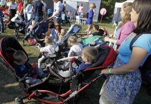 OBOREN REKORD: Na jednom mjestu se okupilo 67 kolica s blizancima i trojkama