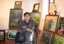 Simbol upornosti: Nepokretna Turkinja slika pomoću usta