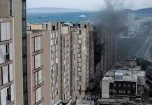 Požar u zgradi u Splitu, vatrogasci ne mogu gasiti zbog nepropisno parkiranih auta