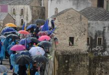 Obilježena 26. godišnjica rušenja mosta: Skok bez aplauza i ljiljani za Starog