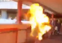 Šokantan snimak: Demonstranti zapalili čovjeka koji se protivio protestima