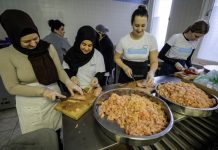 Pomozi.ba svakodnevno pripremi i isporuči 7.000 obroka: Potrebni su nam volonteri