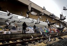 Migranti u nehumanim uvjetima na Autobuskoj stanici u Tuzli čekaju nastavak puta