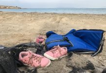 Potresno: More izbacilo na obalu cipelice i odjeću stradalih sirijskih mališana