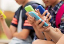 Većina djece “spava” sa mobitelom, mnoga ga nikad ni ne gase