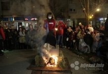 Skandal: U Mostaru spaljena lutka s likom ambasadorice i književnice Martine Mlinarević