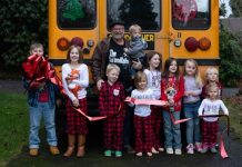 Djed kupio autobus da bi desetero unučadi mogao voziti u školu