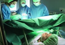 Fotografija tek rođene bebe postala hit zbog izraza lica