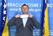 “Zaveži je, nervira me”: Pogledajte borbu Fadila Novalića sa zaštitnom maskom